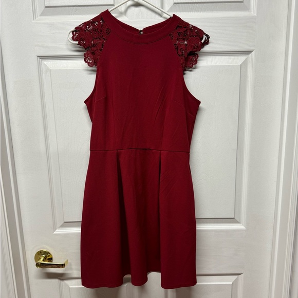 Wine-Coloured Lace Capped Sleeve Mini Dress - Picture 3 of 8
